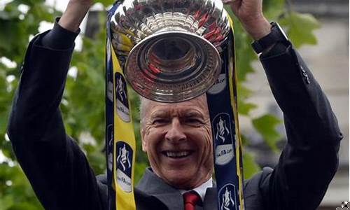 足总杯奖杯巡展活动在英格兰学校中的场景,学生们围绕温布利杯互动